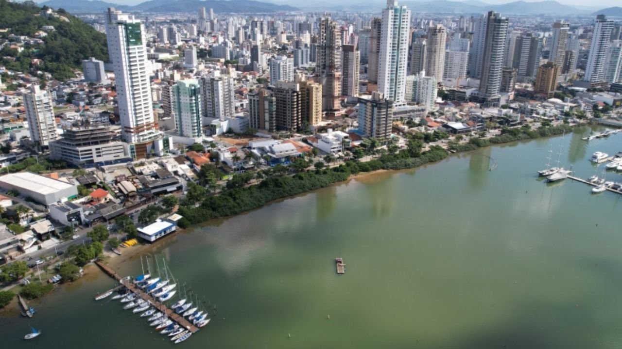 previsão do tempo em Itajaí,clima em Itajaí no fim de semana,queda de temperatura em Itajaí,previsão para sábado em Itajaí,previsão para domingo em Itajaí,mínimas de 10°C em Itajaí,temperaturas entre 10°C e 12°C,retorno do sol em Itajaí,massa de ar polar,massa de ar seco,chuva e trovoadas em Itajaí,previsão meteorológica em Santa Catarina,Defesa Civil de Itajaí,alertas meteorológicos,nevoeiro pela manhã,temperaturas acima de 25°C,clima no litoral catarinense,telefone da Defesa Civil 199