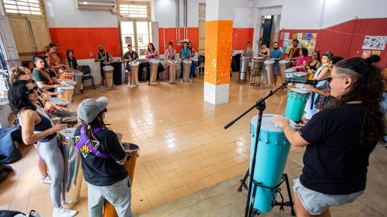 Roda de Timbau Floripa,Roda de Timbau Florianópolis,oficina de timbau gratuita,evento cultural em Florianópolis,eventos em Florianópolis outubro 2026,música em Florianópolis,percussão baiana,Lenynha Oliveira,oficina de percussão,cultura afro-brasileira,blocos afro de Salvador,ritmos da Bahia,oficina musical gratuita,atividades culturais em Florianópolis,música afro-brasileira em Santa Catarina,formação musical,percussão para mulheres,Projeto TEA Tapera,agenda cultural Florianópolis,eventos gratuitos em Santa Catarina