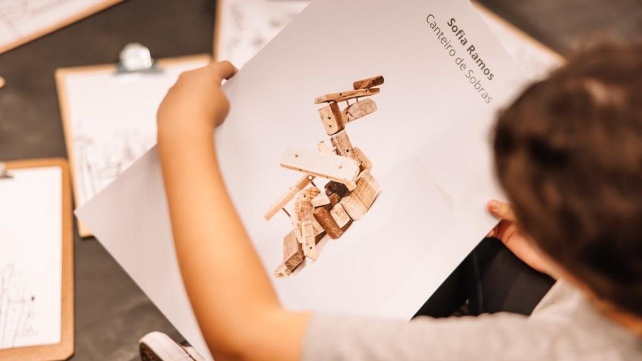 arte contemporânea para crianças em Itajaí,programação cultural gratuita em Itajaí,Patavinadas Circuito Infâncias,atividades infantis em Itajaí,eventos culturais em Itajaí,arte para crianças,cultura e educação,performances infantis,Tessituras,Mafagafos,Canteiro de Sobras,residência artística Visita Guiada,Patavinas Culturais,Itajaí Criativa Residência Artística,atividades culturais gratuitas para crianças,arte e infância,mediação cultural infantil,instalação interativa,artistas locais de Itajaí,programação cultural de outubro em Itajaí