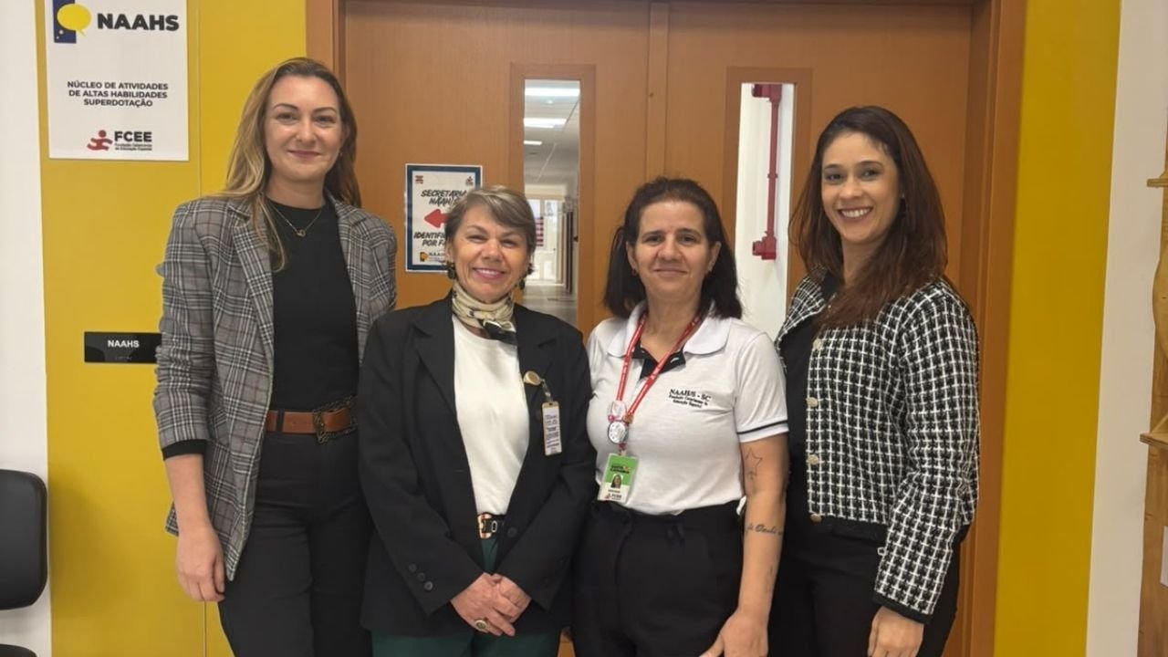 educação especial em Balneário Camboriú,altas habilidades e superdotação,estudantes com altas habilidades,visita técnica à FCEE,Fundação Catarinense de Educação Especial,Balneário Camboriú SC,São José SC,Secretaria de Educação de Balneário Camboriú,Seduc BC,Núcleo de Atividades de Altas Habilidades e Superdotação,NAAH/S,Polo AH/SD Balneário Camboriú,atendimento educacional especializado,educação inclusiva em Santa Catarina,identificação de estudantes superdotados,enriquecimento curricular,práticas pedagógicas inclusivas,formação de professores,troca de experiências na educação,Conecta SC