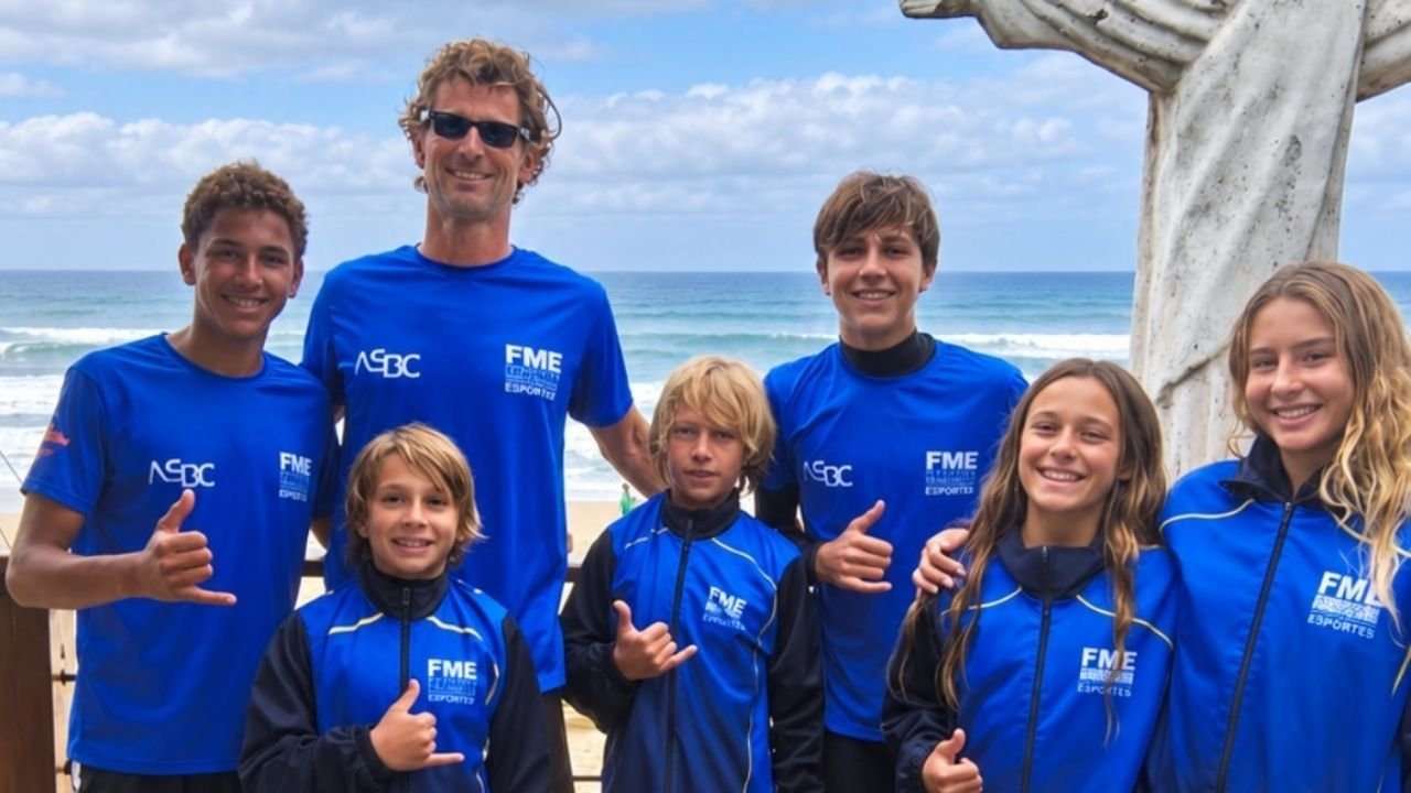 surf de Balneário Camboriú,atletas de surf de Balneário Camboriú,quatro pódios no surf estadual,surf em Florianópolis,Circuito ASJ Vida Marinha de Surf 2026,resultados do surf catarinense,Fundação Municipal de Esportes de Balneário Camboriú,FMEBC,Associação de Surf de Balneário Camboriú,ASBC,Lulu Vivan surf,Nicole Danelon surf,Francisco Nascimento Leipnitz,Praia da Joaquina,campeonato de surf em Santa Catarina,ranking estadual de surf,Federação Catarinense de Surf,Fecasurf,surf feminino de base,surf masculino de base,formação esportiva em Balneário Camboriú,jovens atletas de surf
