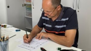 oficina gratuita de desenho em Itapema,oficina de desenho para idosos,atividades gratuitas para idosos em Itapema,desenho de observação para terceira idade,oficina para pessoas com 60 anos ou mais,atividades para idosos em Santa Catarina,Secretaria de Políticas à Pessoa Idosa de Itapema,Centro de Convivência do Idoso Meia Praia,CCI de Itapema,envelhecimento saudável,envelhecimento ativo,criatividade na terceira idade,benefícios do desenho para idosos,socialização de idosos,bem-estar da pessoa idosa,aulas de desenho gratuitas,oficina de arte para idosos,atividades para a população 60+,coordenação motora na terceira idade,lazer para idosos em Itapema