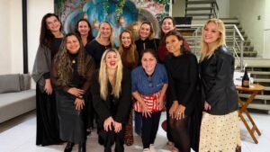 Clube Entre Taças Floripa,Clube Entre Taças Floripa estreia,mulheres empreendedoras em Florianópolis,networking feminino em Florianópolis,empreendedorismo feminino em Santa Catarina,eventos de networking feminino,empresárias da Grande Florianópolis,oportunidades de negócios para mulheres,encontros de mulheres empreendedoras,negócios liderados por mulheres,gastronomia árabe em Florianópolis,Vinícola Basso,chef Aline Novello,Simplesmente Chef,conexões profissionais femininas,eventos empresariais em Florianópolis,crescimento do empreendedorismo feminino no Brasil,mulheres donas de negócios em 2025,parcerias empresariais,desenvolvimento de negócios