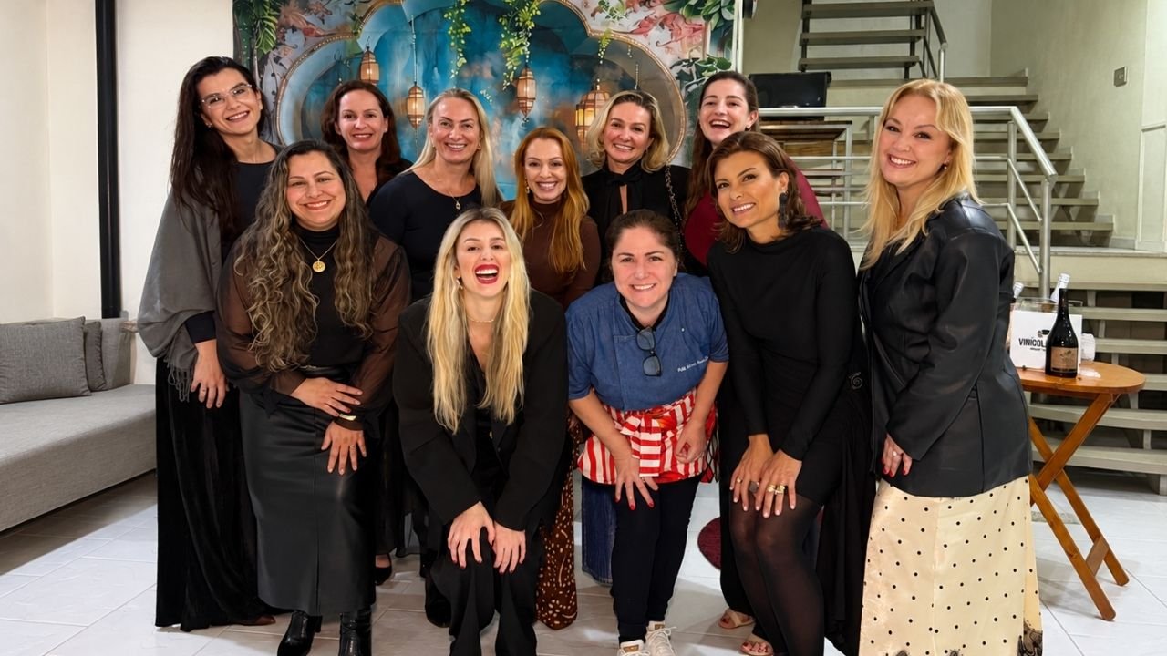Clube Entre Taças Floripa,Clube Entre Taças Floripa estreia,mulheres empreendedoras em Florianópolis,networking feminino em Florianópolis,empreendedorismo feminino em Santa Catarina,eventos de networking feminino,empresárias da Grande Florianópolis,oportunidades de negócios para mulheres,encontros de mulheres empreendedoras,negócios liderados por mulheres,gastronomia árabe em Florianópolis,Vinícola Basso,chef Aline Novello,Simplesmente Chef,conexões profissionais femininas,eventos empresariais em Florianópolis,crescimento do empreendedorismo feminino no Brasil,mulheres donas de negócios em 2025,parcerias empresariais,desenvolvimento de negócios