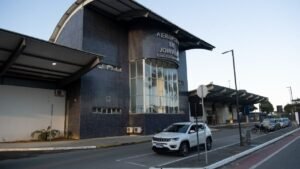 voos de Joinville para Florianópolis,voos de Joinville para Jaguaruna,Aeroporto de Joinville novas rotas,programa VOA + SC,VOA + SC em Santa Catarina,novas rotas aéreas em Santa Catarina,aviação regional catarinense,voos regionais em Santa Catarina,Aeroporto de Joinville 2026,voos da Azul Conecta,ligação aérea Joinville Florianópolis,ligação aérea Joinville Jaguaruna,transporte aéreo no Norte catarinense,conectividade aérea em Santa Catarina,Governo de Santa Catarina aviação regional,ASUR Brasil Aeroporto de Joinville,frequências de voos Joinville,integração regional em Santa Catarina,infraestrutura aeroportuária catarinense,desenvolvimento econômico de Joinville,mobilidade aérea regional