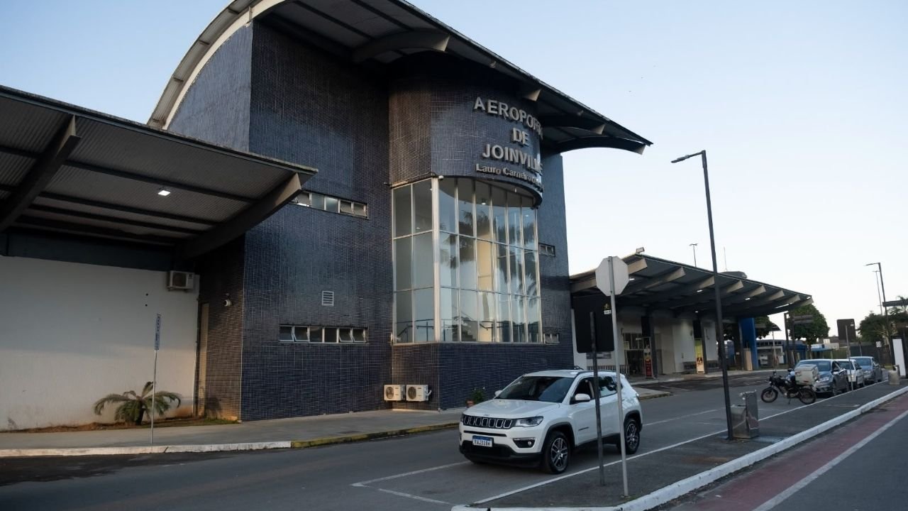 voos de Joinville para Florianópolis,voos de Joinville para Jaguaruna,Aeroporto de Joinville novas rotas,programa VOA + SC,VOA + SC em Santa Catarina,novas rotas aéreas em Santa Catarina,aviação regional catarinense,voos regionais em Santa Catarina,Aeroporto de Joinville 2026,voos da Azul Conecta,ligação aérea Joinville Florianópolis,ligação aérea Joinville Jaguaruna,transporte aéreo no Norte catarinense,conectividade aérea em Santa Catarina,Governo de Santa Catarina aviação regional,ASUR Brasil Aeroporto de Joinville,frequências de voos Joinville,integração regional em Santa Catarina,infraestrutura aeroportuária catarinense,desenvolvimento econômico de Joinville,mobilidade aérea regional