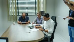 Comissão de Justiça e Redação Balneário Camboriú,Câmara de Balneário Camboriú,projetos de lei em Balneário Camboriú,pareceres favoráveis CJR,reunião da Câmara de Balneário Camboriú,projetos aprovados em comissão,Projeto de Lei 206/2026,Projeto de Lei 208/2026,Projeto de Lei 290/2025,Projeto de Lei 151/2026,doação de bens à Polícia Militar de Santa Catarina,concessão de uso de imóvel público,comércio ambulante em Balneário Camboriú,carrinhos de pipoca em áreas públicas,progressão funcional de servidores públicos,gratificações de servidores municipais,tramitação de projetos legislativos,votação em plenário,política em Balneário Camboriú,legislação municipal catarinense,vereadores de Balneário Camboriú