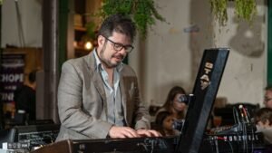 Transitório Mulher Arte,Transitório Mulher Arte 2026,espetáculo gratuito em Balneário Camboriú,eventos em Balneário Camboriú em outubro,programação cultural Balneário Camboriú,Teatro Municipal Bruno Nitz,artistas mulheres de Santa Catarina,música e poesia em Balneário Camboriú,Tatiana Cobbett,Susi Brito,As Passarinhas,Duo Backer,Ellen Ortiz,produção artística feminina catarinense,cultura feminina em Santa Catarina,show gratuito em Balneário Camboriú,oficina Vozes em Trânsito,roda de conversa sobre mulheres,Rede Feminina de Combate ao Câncer de Balneário Camboriú,Associação AmarCura Itajaí,eventos culturais no litoral catarinense,música autoral feminina,agenda cultural de outubro 2026,arte independente em Santa Catarina