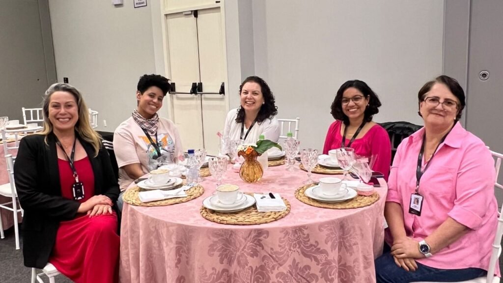 Expocentro Balneário Camboriú,Outubro Rosa em Balneário Camboriú,campanha Outubro Rosa,saúde da mulher,prevenção do câncer de mama,diagnóstico precoce do câncer de mama,saúde integral,conscientização sobre saúde,prevenção de doenças,saúde corporativa,qualidade de vida no trabalho,ações de saúde para colaboradoras,câncer e obesidade,prevenção do câncer colorretal,alimentação saudável,consumo de fibras,hábitos saudáveis,acompanhamento médico,exames preventivos femininos,bem-estar no ambiente de trabalho,saúde feminina em Santa Catarina