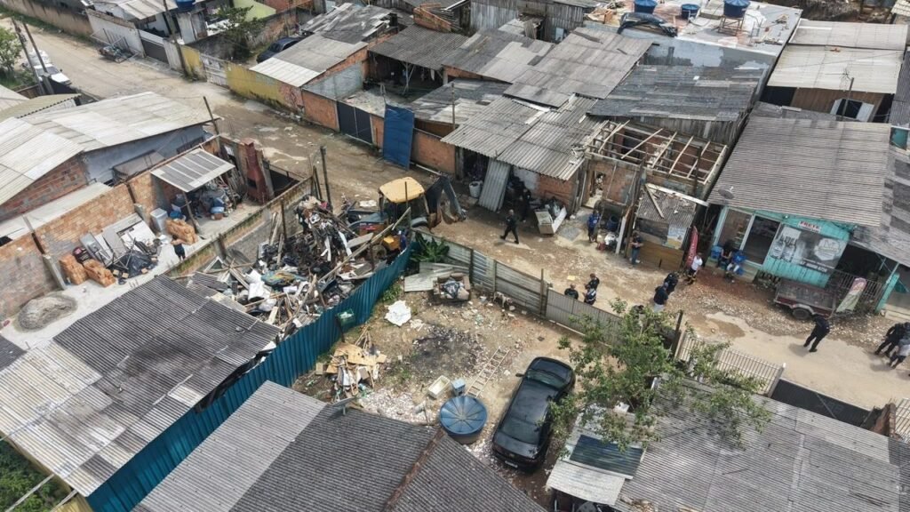 operação em Balneário Camboriú,depósito clandestino de recicláveis,operação Janelas Quebradas,Vila Fortaleza Balneário Camboriú,recolhimento de 84 toneladas de resíduos,fechamento de depósito clandestino,fiscalização de atividades urbanas,descarte irregular de resíduos,combate à degradação ambiental,Prefeitura de Balneário Camboriú,Secretaria de Segurança e Ordem Pública,Diretoria de Contenção de Ocupações Irregulares,DCOI Balneário Camboriú,remoção de veículos abandonados,veículos abandonados em via pública,fiscalização ambiental em Santa Catarina,materiais recicláveis em Balneário Camboriú,operação contra irregularidades urbanas,Guarda Municipal de Balneário Camboriú