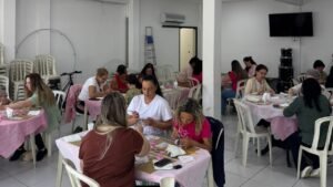 Outubro Rosa em Itapema,UBS Tabuleiro Itapema,oficina de pintura em canecas,atividades do Outubro Rosa,saúde da mulher em Itapema,prevenção do câncer de mama,ações de prevenção à saúde da mulher,Secretaria de Saúde de Itapema,atendimento nas UBS de Itapema,acolhimento na saúde pública,integração entre pacientes e profissionais de saúde,Adriano Pivotto,campanha Outubro Rosa 2026,Dia D Outubro Rosa em Itapema,atendimentos de saúde da mulher,unidades básicas de saúde de Itapema,conscientização sobre câncer de mama,prevenção e cuidados com a saúde feminina,atividades comunitárias em Itapema