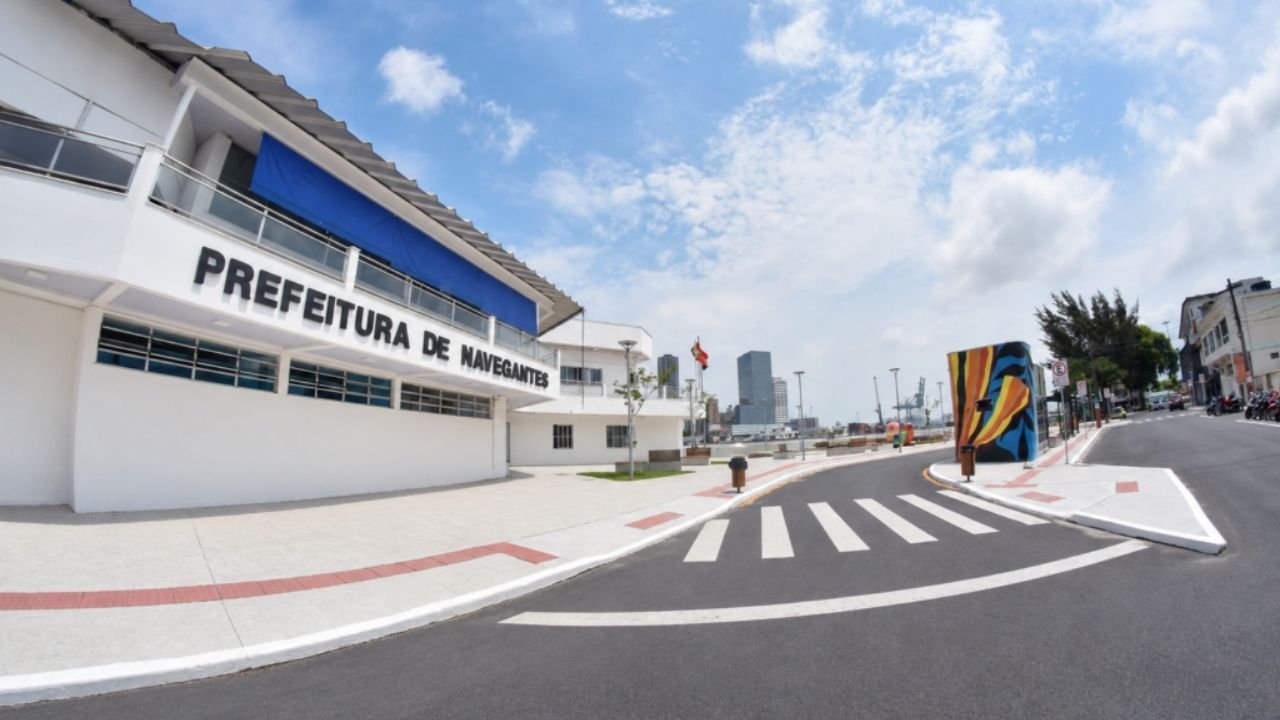 funcionamento da Prefeitura de Navegantes no Dia de Finados,serviços públicos em Navegantes,feriado de 2 de novembro em Navegantes,horários dos serviços municipais,Dia de Finados 2026,atendimento de saúde em Navegantes,UBS fechadas em Navegantes,Hospital Nossa Senhora dos Navegantes,Navega Mais Saúde,plantão da Sasan,coleta de lixo em Navegantes,transporte Dengo Dengo,horários de ônibus em Navegantes,Defesa Civil de Navegantes,telefone da Guarda Municipal de Trânsito,cemitérios de Navegantes,horário dos cemitérios no Dia de Finados,Cemitério Campo da Paz,Cemitério Metropolitano de Navegantes,Cemitério Santa Luzia