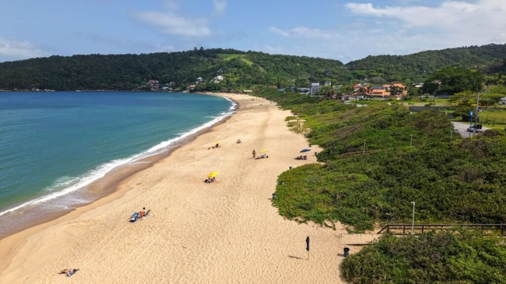 segurança pública em Balneário Camboriú,reunião sobre segurança em Taquaras,segurança no bairro Taquaras,fiscalização em Taquaras,Guarda Municipal de Balneário Camboriú,reunião pública em Taquaras,segurança nas Praias Agrestes,monitoramento das Praias Agrestes,Prefeitura de Balneário Camboriú,ações preventivas de segurança,fiscalização na orla de Taquaras,drones com sensores térmicos,atos ilícitos em praias,segurança na Região Sul de Balneário Camboriú,Associação de Moradores de Taquaras,Comderes,monitoramento compartilhado