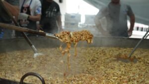 Porto Belo,risoto de camarão em Porto Belo,quatro toneladas de risoto,distribuição gratuita de risoto,Festival do Camarão,11º Festival do Camarão,aniversário de Porto Belo,194 anos de Porto Belo,gastronomia em Porto Belo,turismo em Porto Belo,turismo em Santa Catarina,risoto de camarão e frutos do mar,cinco mil porções de risoto,evento gastronômico em Santa Catarina,culinária regional catarinense,tradição gastronômica,festa do camarão em Porto Belo,Rancho do Turucutuco,festival gastronômico no litoral catarinense
