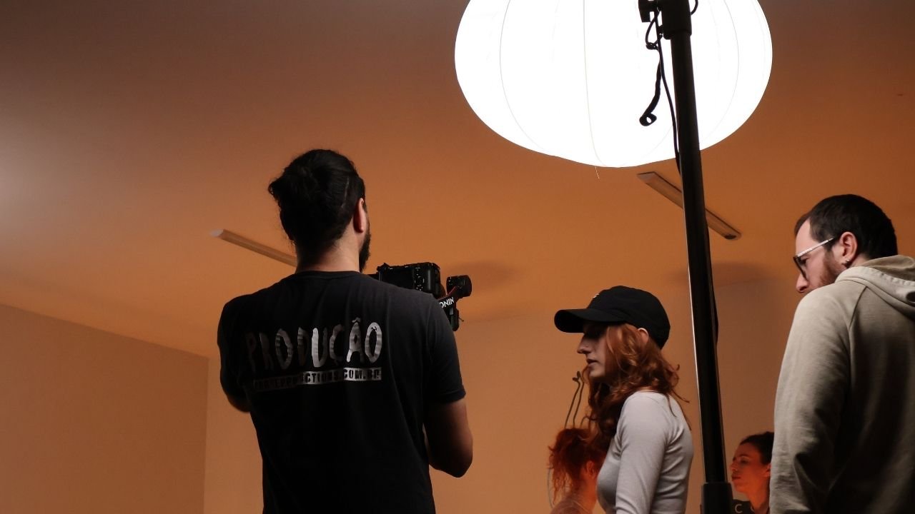 curta Desconstrução,Desconstrução Balneário Camboriú,relações abusivas,violência contra a mulher,violência psicológica,curta-metragem em Balneário Camboriú,cinema em Balneário Camboriú,audiovisual catarinense,mulheres no audiovisual,violência contra mulheres em Santa Catarina,abuso psicológico,manipulação em relacionamentos,sinais de relações abusivas,dança e audiovisual,cinema sobre violência contra a mulher,teatro Bruno Nitz,lançamento Desconstrução,Isadora Dümes,Kristel Kardeal