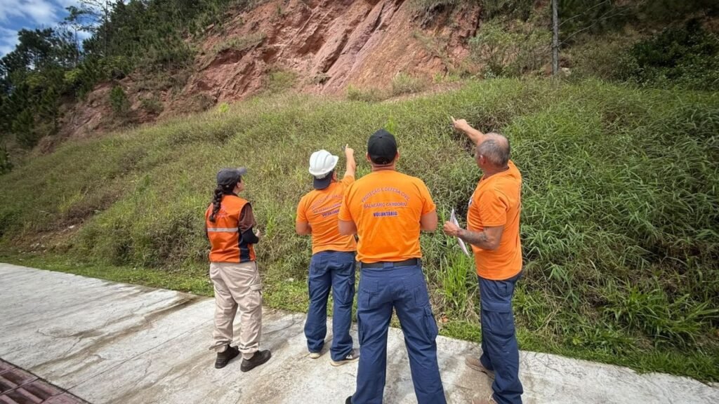Defesa Civil de Balneário Camboriú,voluntários da Defesa Civil,Defesa Civil BC,atividades práticas da Defesa Civil,treinamento de voluntários,prevenção de desastres,gestão de riscos,áreas de risco em Balneário Camboriú,vistoria na Praia dos Amores,Avenida Ruy Barbosa,desprendimento de pedras,orientação aos moradores,segurança comunitária,resposta a emergências,proteção e defesa civil,voluntariado em Santa Catarina,prevenção de riscos em Balneário Camboriú,ações preventivas