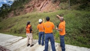Defesa Civil de Balneário Camboriú,voluntários da Defesa Civil,Defesa Civil BC,atividades práticas da Defesa Civil,treinamento de voluntários,prevenção de desastres,gestão de riscos,áreas de risco em Balneário Camboriú,vistoria na Praia dos Amores,Avenida Ruy Barbosa,desprendimento de pedras,orientação aos moradores,segurança comunitária,resposta a emergências,proteção e defesa civil,voluntariado em Santa Catarina,prevenção de riscos em Balneário Camboriú,ações preventivas