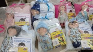 Projeto Doe Amor Itajaí,bonecas artesanais Itajaí,Dia das Crianças Itajaí,entrega de bonecas artesanais,crianças em vulnerabilidade social,assistência social Itajaí,brinquedos artesanais,voluntariado em Itajaí,Centro de Educação Infantil Itajaí,CEI Maria da Glória Stringari,CEI Maria Regina Coppi Vicente,idosos voluntários Itajaí,artesanato para idosos,kits terapêuticos,bonecas terapêuticas de feltro,ações sociais em Itajaí,projeto social Itajaí