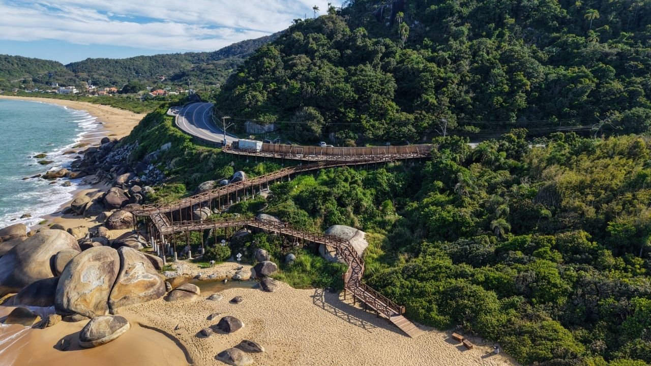 Deck de Taquarinhas,Deck Felipe Domingos Euflorzino,obra do deck de Taquarinhas,Balneário Camboriú,Praia de Taquarinhas,conclusão do deck,obras em Balneário Camboriú,infraestrutura turística,turismo em Balneário Camboriú,acessibilidade na praia,calçada em paver,madeira itaúba,investimento em obras públicas,iluminação pública,Olnear Ceccatto,Construtora e Incorporadora Águia,Ministério Público,pesca artesanal,Região Sul de Balneário Camboriú