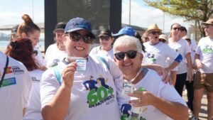Balneário Piçarras abre Semana da Pessoa Idosa com caminhada e segue com programação especial até sexta-feira (23) Subtítulo: 4ª Caminhada da Pessoa Idosa marcou o início das atividades,que incluem dança,jogos,esportes,visita ao Museu Oceanográfico e escolha do Rei e Rainha 60+ Texto revisado: A Semana da Pessoa Idosa 2026 começou nesta segunda-feira (19) em Balneário Piçarras,em Santa Catarina,com a realização da 4ª Caminhada da Pessoa Idosa,que reuniu participantes em um momento de integração,saúde e valorização da terceira idade. A atividade marcou a abertura da programação,promovida pelo município até sexta-feira (23),com diversas ações voltadas ao bem-estar,à convivência e à participação ativa das pessoas idosas. A caminhada teve concentração na descida da Avenida Getúlio Vargas,em frente à Praça das Baleias,na Beira-Mar,com distribuição de salada de frutas,água e medalha. O evento deu início a uma semana dedicada à celebração da vida,ao incentivo à prática de atividades físicas e ao fortalecimento dos vínculos comunitários. A programação continua nesta terça-feira (20),com atividades de dança. Às 10h,o Parque Linear,no bairro Itacolomi,recebe uma Dança Circular. Em caso de chuva,a atividade será transferida para a Academia da Saúde,na Rua 4000. Às 15h,a Praça de Todas as Idades será palco de um aulão de Dança Gaúcha. Na quarta (21) e na quinta-feira (22),será a vez dos jogos e esportes,com jogos de mesa na Associação dos Pensionistas e Aposentados,vôlei adaptado no Ginásio Aurélio Solano de Macedo e beach tennis na orla. Na quinta-feira (22),a programação inclui ainda uma visita ao Museu Oceanográfico,às 15h,localizado na Avenida Sambaqui,318,no bairro Santo Antônio. A atividade conta com 50 vagas destinadas às pessoas idosas atendidas pelos CRAS Nossa Senhora da Paz e Itacolomi. O encerramento será na sexta-feira (23),com a Escolha do Rei e Rainha 60+,a partir das 13h30,na sede da associação. O momento celebra a participação,a autoestima e o protagonismo da pessoa idosa no município. “A Semana da Pessoa Idosa 2026 foi preparada para promover uma semana de alegria,integração,movimento,amizade e valorização,fortalecendo vínculos e criando espaços de participação e convivência. Mais do que oferecer atividades,queremos garantir que a pessoa idosa se sinta pertencente,valorizada e protagonista na nossa cidade”,finaliza a secretária de Assistência Social,Maria Juraci Alexandrino. Tags: Balneário Piçarras,pessoa idosa,terceira idade,envelhecimento ativo,assistência social,programação especial,Santa Catarina Palavras-chave: Semana da Pessoa Idosa em Balneário Piçarras,Semana da Pessoa Idosa 2026,Caminhada da Pessoa Idosa Balneário Piçarras,4ª Caminhada da Pessoa Idosa,programação para idosos em Balneário Piçarras,atividades para a terceira idade em Santa Catarina,Rei e Rainha 60+ Balneário Piçarras,Museu Oceanográfico Balneário Piçarras,dança para idosos em Balneário Piçarras,vôlei adaptado para idosos,beach tennis para idosos,Secretaria de Assistência Social de Balneário Piçarras,envelhecimento ativo em Balneário Piçarras SC,eventos para idosos em Balneário Piçarras,CRAS Balneário Piçarras,valorização da pessoa idosa