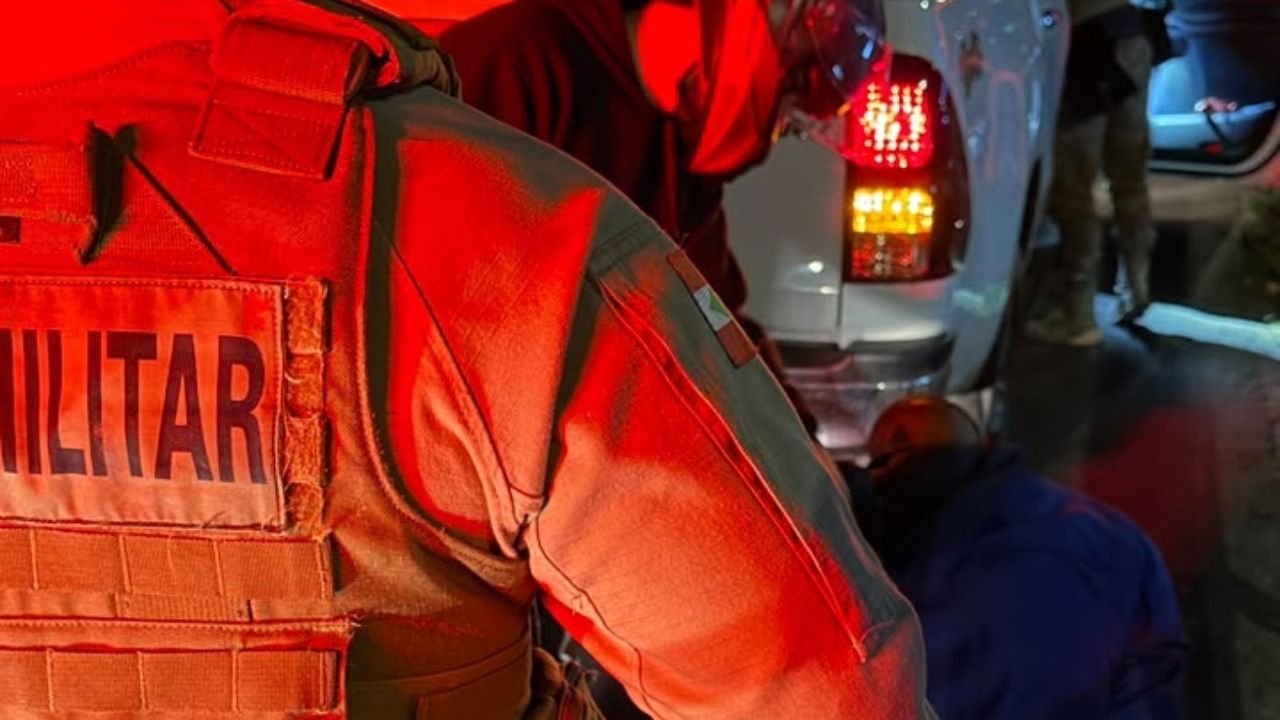 Polícia Militar recupera caminhonete furtada,prisão por receptação em Balneário Camboriú,caminhonete Toyota Hilux furtada recuperada,adulteração de sinal identificador de veículo,placas adulteradas BR-101,ocorrência policial na BR-101 em Balneário Camboriú,12º Batalhão de Polícia Militar,Polícia Militar de Santa Catarina,segurança pública em Balneário Camboriú,veículo furtado recuperado em Santa Catarina,homem preso por receptação em Santa Catarina,notícias policiais de Balneário Camboriú,operação do Tático da PM em Balneário Camboriú,furto de veículos em Santa Catarina,BR-101 sentido Norte Balneário Camboriú,Delegacia de Polícia Civil Balneário Camboriú
