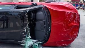 acidente de trânsito em Itajaí,capotamento na Rua 13 de Maio,veículo capota em Itajaí,colisão com carro estacionado,Codetran Itajaí,Coordenadoria de Trânsito de Itajaí,acidente na Rua 13 de Maio Itajaí,acidente no Centro de Itajaí,Volvo XC40 capota em Itajaí,óculos multifocais e direção,lentes multifocais e percepção de distância,dirigir com óculos novos,segurança no trânsito em Itajaí SC,ocorrência de trânsito em Santa Catarina,Central de Operações Integradas Itajaí,Setor de Atendimento a Acidentes de Trânsito,alerta para motoristas Itajaí