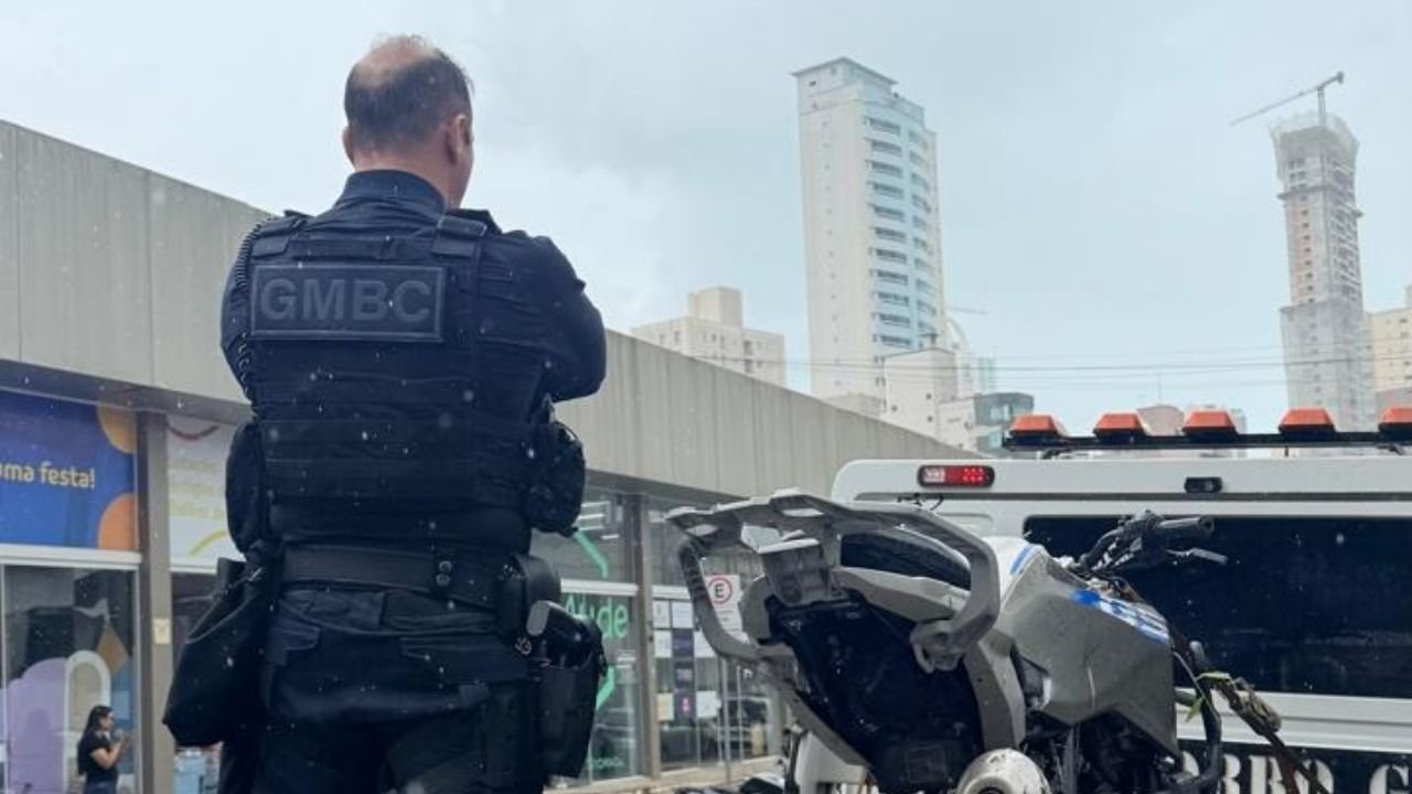 moto furtada recuperada,Balneário Camboriú,Guarda Municipal de Balneário Camboriú,motocicleta BMW GS 310,recuperação de moto furtada,furto de motocicleta,segurança pública em Balneário Camboriú,moto recuperada em Santa Catarina,Várzea do Ranchinho,BR-101 em Balneário Camboriú,motocicleta abandonada,veículo furtado em julho de 2026,Central de Plantão Policial,ocorrência policial em Balneário Camboriú,recuperação de veículos furtados,ação da Guarda Municipal,policiamento preventivo,segurança na BR-101