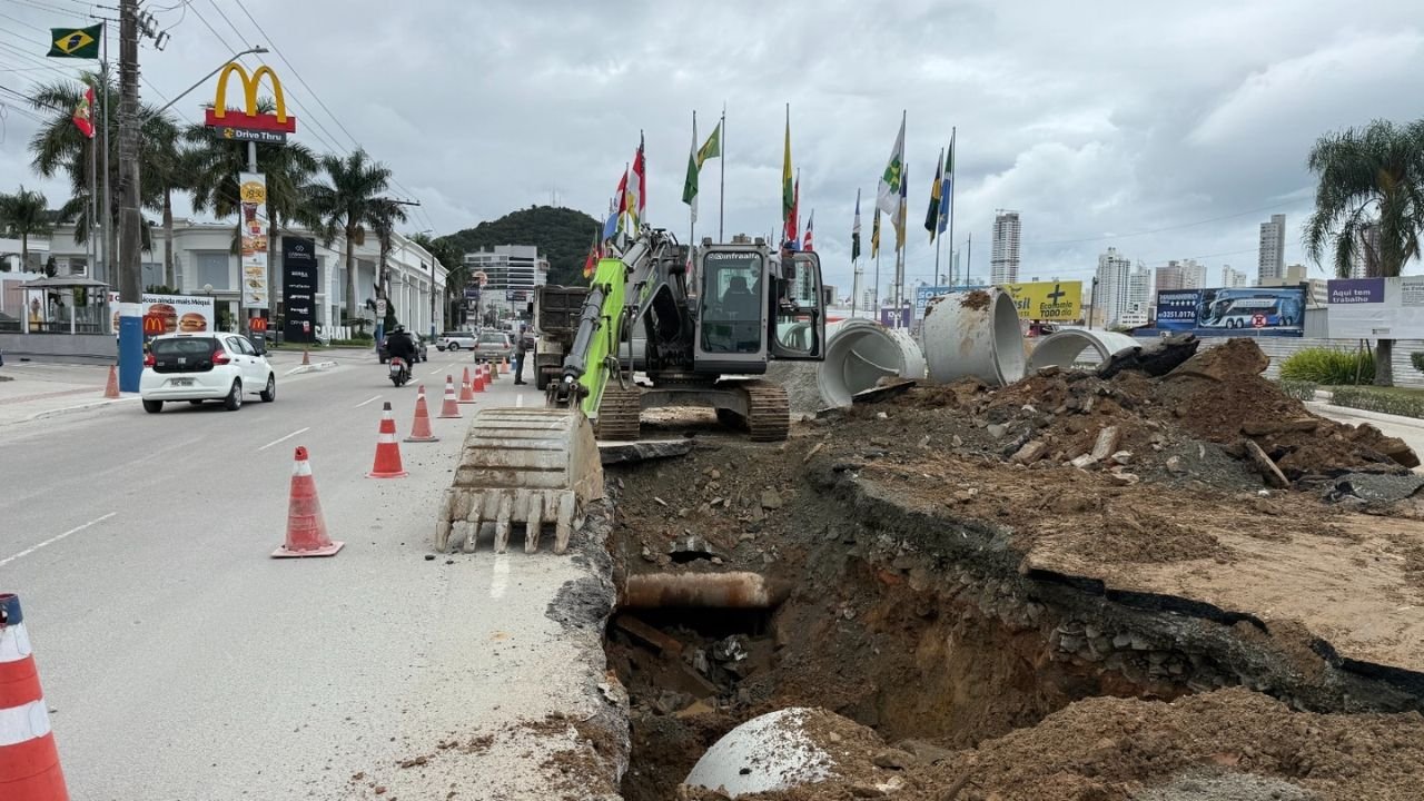 obra de drenagem,drenagem da Avenida do Estado,Balneário Camboriú,obras em Balneário Camboriú,drenagem em Balneário Camboriú,infraestrutura urbana,drenagem urbana em Santa Catarina,sistema de drenagem pluvial,instalação de tubulação,obra pública em Balneário Camboriú,Secretaria de Obras,pavimentação da Avenida do Estado,prevenção de alagamentos,escoamento da água da chuva,melhorias na drenagem,interdição de faixa,trânsito em Balneário Camboriú,Rua São Paulo,BC Trânsito