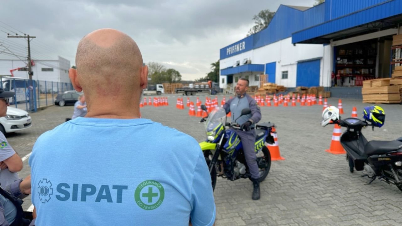 Itajaí Moto Seguro,programa Itajaí Moto Seguro,educação para o trânsito em Itajaí,segurança no trânsito em Itajaí,capacitação de motociclistas,treinamento gratuito para motociclistas,prevenção de sinistros de trânsito,Edutran Itajaí,Codetran Itajaí,Pfiffner Itajaí,treinamento de segurança viária,motocicletas em Itajaí,condutores de autopropelidos,motohabilidade,simulação de embriaguez,pontos cegos no trânsito,segurança para motociclistas em Santa Catarina,capacitação gratuita para empresas,educação no trânsito em Santa Catarina