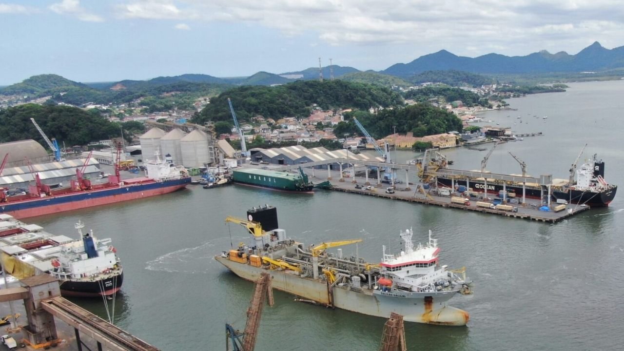 dragagem do Porto de São Francisco do Sul,Porto de São Francisco do Sul,dragagem de manutenção,dragagem portuária em Santa Catarina,porto de Santa Catarina,investimento de R$ 8 milhões,manutenção da dársena,profundidade de 14 metros,retirada de sedimentos do fundo do mar,draga Galileo Galilei,Jan de Nul do Brasil,infraestrutura portuária,operações portuárias,atracação e desatracação de navios,segurança portuária,eficiência logística,área de descarte de sedimentos,dragagem da Baía da Babitonga,canal de acesso portuário