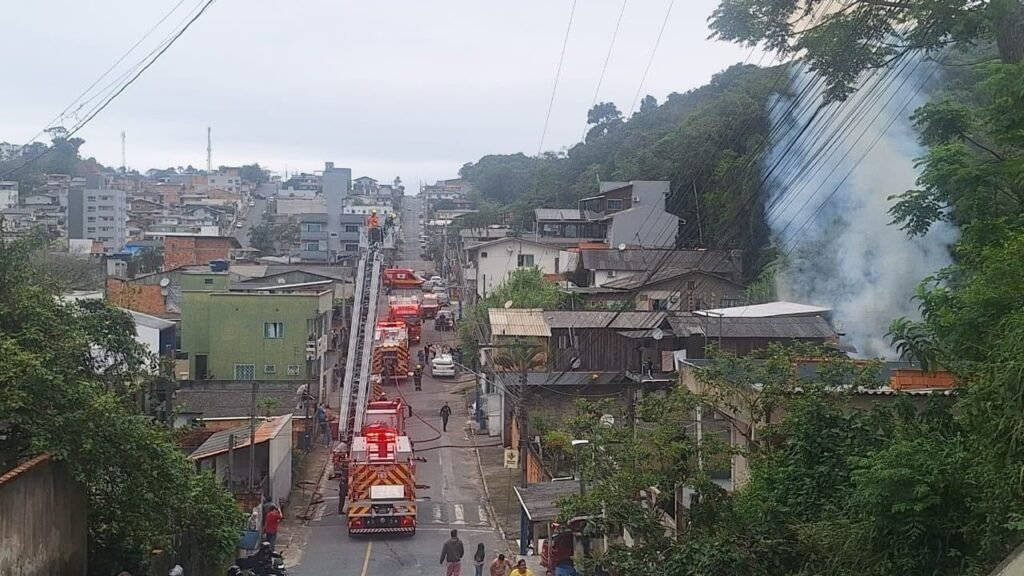 incêndio criminoso em Camboriú,incêndio doloso,residência incendiada em Camboriú,homem preso em Camboriú,prisão após incêndio,Polícia Militar de Camboriú,12º Batalhão de Polícia Militar,Corpo de Bombeiros Militar,Polícia Civil,incêndio em residência,incêndio criminoso em residência,ameaça de incêndio,violência após término de relacionamento,Auto de Prisão em Flagrante,ocorrência policial em Camboriú,segurança pública em Camboriú,crime em Santa Catarina