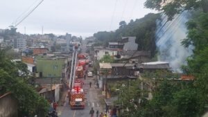 incêndio criminoso em Camboriú,incêndio doloso,residência incendiada em Camboriú,homem preso em Camboriú,prisão após incêndio,Polícia Militar de Camboriú,12º Batalhão de Polícia Militar,Corpo de Bombeiros Militar,Polícia Civil,incêndio em residência,incêndio criminoso em residência,ameaça de incêndio,violência após término de relacionamento,Auto de Prisão em Flagrante,ocorrência policial em Camboriú,segurança pública em Camboriú,crime em Santa Catarina