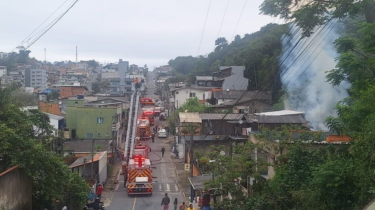 incêndio criminoso em Camboriú,incêndio doloso,residência incendiada em Camboriú,homem preso em Camboriú,prisão após incêndio,Polícia Militar de Camboriú,12º Batalhão de Polícia Militar,Corpo de Bombeiros Militar,Polícia Civil,incêndio em residência,incêndio criminoso em residência,ameaça de incêndio,violência após término de relacionamento,Auto de Prisão em Flagrante,ocorrência policial em Camboriú,segurança pública em Camboriú,crime em Santa Catarina