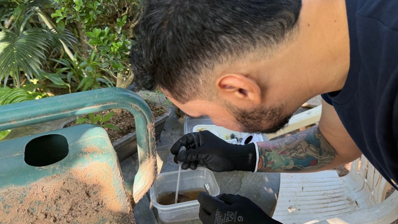 foco de dengue em Balneário Camboriú,dengue na Praia dos Amores,Vigilância Ambiental de Balneário Camboriú,mosquito Aedes aegypti,combate à dengue em Santa Catarina,operação contra a dengue,entulhos retirados em Balneário Camboriú,limpeza de residência na Praia dos Amores,prevenção da dengue,larvas do mosquito da dengue,saúde pública em Balneário Camboriú,riscos sanitários e ambientais,retirada de entulhos,ação conjunta da prefeitura,Secretaria de Saúde de Balneário Camboriú,combate ao mosquito transmissor da dengue,chikungunya e zika,febre amarela e Aedes aegypti,fiscalização ambiental em Balneário Camboriú,prevenção de focos de dengue