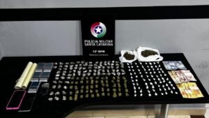 tráfico de drogas em Camboriú,Polícia Militar de Camboriú,prisão por tráfico de drogas,três presos por tráfico de drogas,apreensão de entorpecentes em Camboriú,operação policial em Camboriú,tráfico de drogas no Monte Alegre,bairro Monte Alegre Camboriú,apreensão de cocaína,apreensão de maconha,apreensão de crack,mais de 500 gramas de drogas apreendidas,12º Batalhão da Polícia Militar,Tático da Polícia Militar,segurança pública em Camboriú,ocorrência policial em Camboriú,combate ao tráfico de drogas em Santa Catarina,Central de Plantão Policial de Balneário Camboriú,balanças de precisão apreendidas