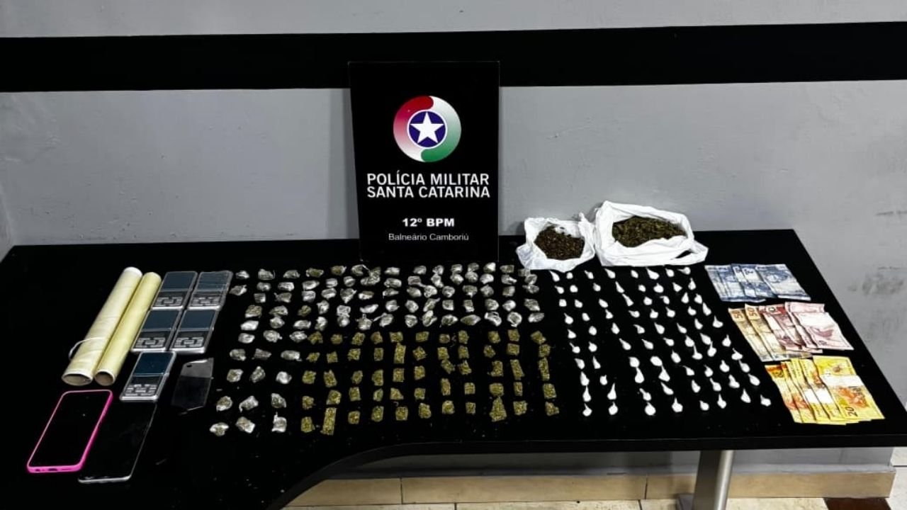 tráfico de drogas em Camboriú,Polícia Militar de Camboriú,prisão por tráfico de drogas,três presos por tráfico de drogas,apreensão de entorpecentes em Camboriú,operação policial em Camboriú,tráfico de drogas no Monte Alegre,bairro Monte Alegre Camboriú,apreensão de cocaína,apreensão de maconha,apreensão de crack,mais de 500 gramas de drogas apreendidas,12º Batalhão da Polícia Militar,Tático da Polícia Militar,segurança pública em Camboriú,ocorrência policial em Camboriú,combate ao tráfico de drogas em Santa Catarina,Central de Plantão Policial de Balneário Camboriú,balanças de precisão apreendidas