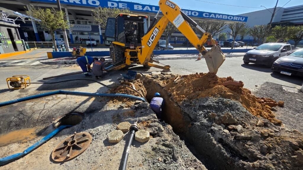 Emasa Balneário Camboriú,novas ligações de água em Balneário Camboriú,ligação de esgoto em Balneário Camboriú,prazo para ligação de água,prazo para ligação de esgoto,Emasa prazo 1º de dezembro,serviços comerciais Emasa,regularização de ligações de água e esgoto,saneamento básico em Balneário Camboriú,obras nas vias públicas,escavações durante a temporada de verão,restrição de obras no verão,serviços de água e esgoto em dezembro,atendimento Emasa WhatsApp,telefone da Emasa,manutenção emergencial de água e esgoto,planejamento urbano no verão,mobilidade urbana em Balneário Camboriú,infraestrutura de saneamento em Santa Catarina