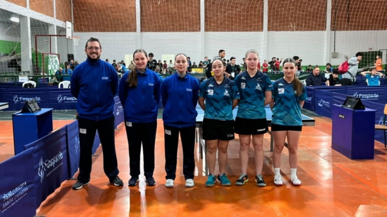 Itajaí na OLESC 2026,resultados de Itajaí na OLESC,Olimpíada Estudantil Catarinense,OLESC em Lages,esporte estudantil em Santa Catarina,delegação de Itajaí,atletas de Itajaí,voleibol masculino de Itajaí,handebol feminino de Itajaí,basquete feminino de Itajaí,tênis masculino de Itajaí,tênis feminino de Itajaí,tênis de mesa feminino,vitórias de Itajaí no esporte,competição esportiva estudantil,Fundação Municipal de Esporte e Lazer de Itajaí,calendário da OLESC 2026,embarques da delegação de Itajaí,resultados esportivos de Santa Catarina