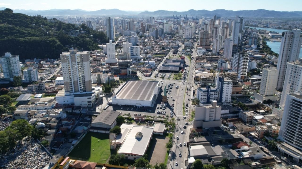 feriado em Itajaí,serviços municipais de Itajaí,funcionamento dos serviços públicos em Itajaí,feriado de Nossa Senhora Aparecida 2026,serviços públicos no dia 12 de outubro,o que abre no feriado em Itajaí,atendimento municipal em Itajaí,funcionamento das UBSs em Itajaí,UPAs de Itajaí no feriado,coleta de lixo em Itajaí,limpeza urbana em Itajaí,atendimento do Semasa no feriado,serviços emergenciais do Semasa,funcionamento da Codetran em Itajaí,liberação de veículos em Itajaí,escolas municipais de Itajaí,Secretaria Municipal de Educação de Itajaí,Guarda Municipal de Itajaí,serviços de saúde no feriado