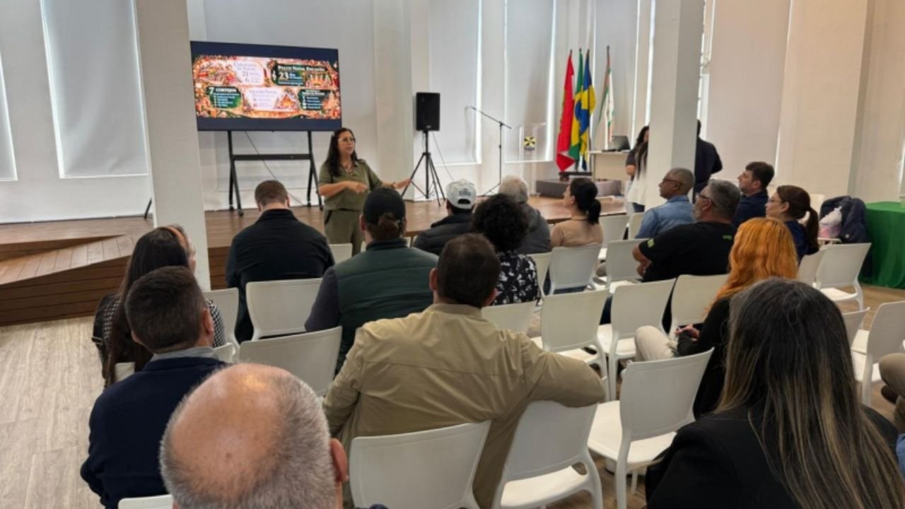 Natal Encanto de Itajaí,Natal Encanto 2026,programação do Natal Encanto,Fundação Cultural de Itajaí,caravana de Natal em Itajaí,desfile de Natal em Itajaí,Natal Encanto nos bairros,Natal descentralizado em Itajaí,Natal Encanto Cordeiros,desfile de Natal em Cordeiros Itajaí,Natal em Santa Catarina,eventos de Natal no litoral catarinense,Papai Noel em Itajaí,Associação de Moradores de Cordeiros,Biblioteca Pública de Itajaí,Elisabete Laurindo Fundações Municipais,cultura e comunidade em Itajaí,o que fazer no Natal em Itajaí