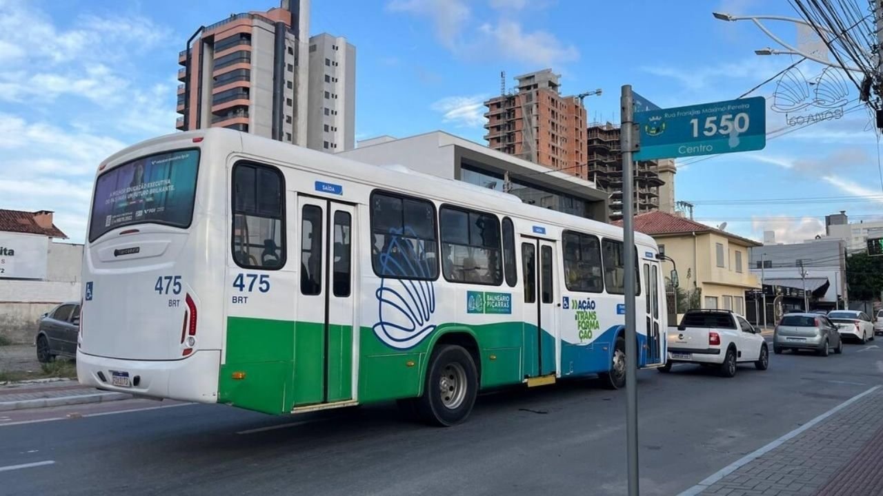 transporte coletivo Balneário Piçarras,transporte gratuito Balneário Piçarras,ônibus gratuito em Balneário Piçarras,transporte eleição Balneário Piçarras,transporte coletivo gratuito eleição,ônibus eleição Balneário Piçarras,horários ônibus Balneário Piçarras,linhas de ônibus Balneário Piçarras,transporte público Balneário Piçarras,mobilidade urbana Balneário Piçarras,transporte gratuito domingo de eleição,ônibus gratuito domingo eleição,Linha Azul Balneário Piçarras,Linha Vermelha Balneário Piçarras,Linha Verde Balneário Piçarras,Linha Amarela Balneário Piçarras,Rodoviária Balneário Piçarras,Variante SC-414,Itacolomi Balneário Piçarras