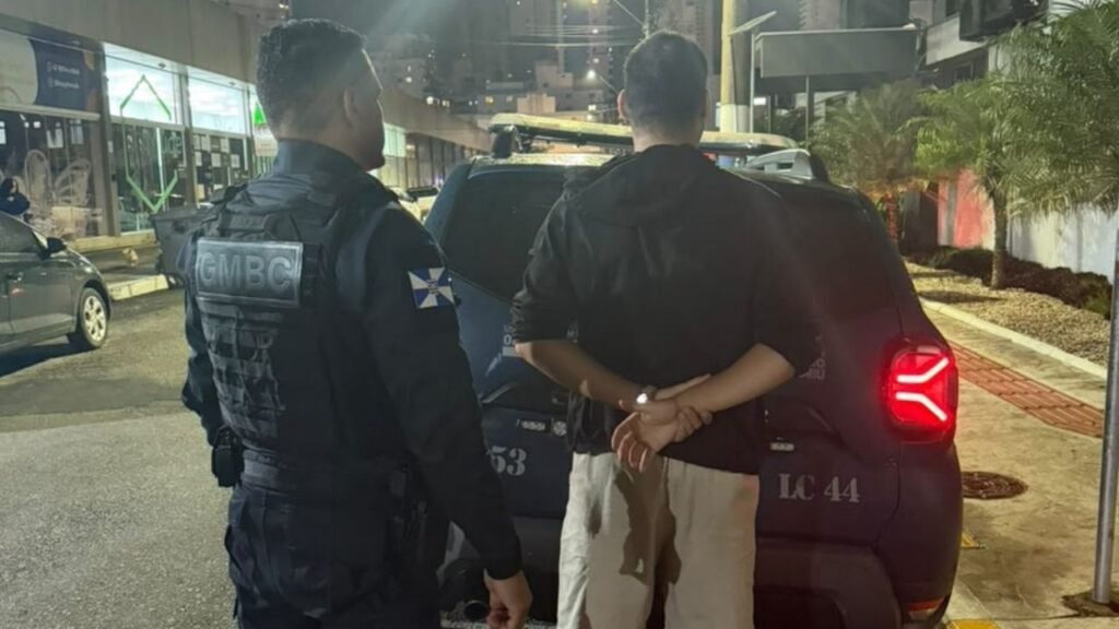 violência doméstica Balneário Camboriú,homem preso Balneário Camboriú,agressão contra mulher Balneário Camboriú,Guarda Municipal Balneário Camboriú,violência contra a mulher,homem preso por violência doméstica,agressão companheira Balneário Camboriú,medida protetiva Balneário Camboriú,ocorrência violência doméstica,Bairro das Nações,Guarda Municipal ocorrência,prisão por agressão,Central de Plantão Policial,violência doméstica Santa Catarina,agressão contra companheira,segurança pública Balneário Camboriú