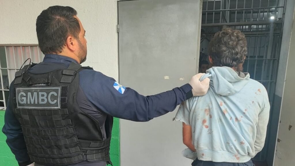 tentativa de roubo Balneário Camboriú,homem preso Balneário Camboriú,agressão mulher Balneário Camboriú,Guarda Municipal Balneário Camboriú,roubo na Avenida Central,tentativa de assalto Balneário Camboriú,guarda municipal agredido,agressão contra guarda municipal,prisão por tentativa de roubo,ocorrência policial Balneário Camboriú,segurança pública Balneário Camboriú,Hospital Regional Ruth Cardoso,UPA Bairro das Nações,Central de Plantão Policial,violência Balneário Camboriú,prisão Guarda Municipal