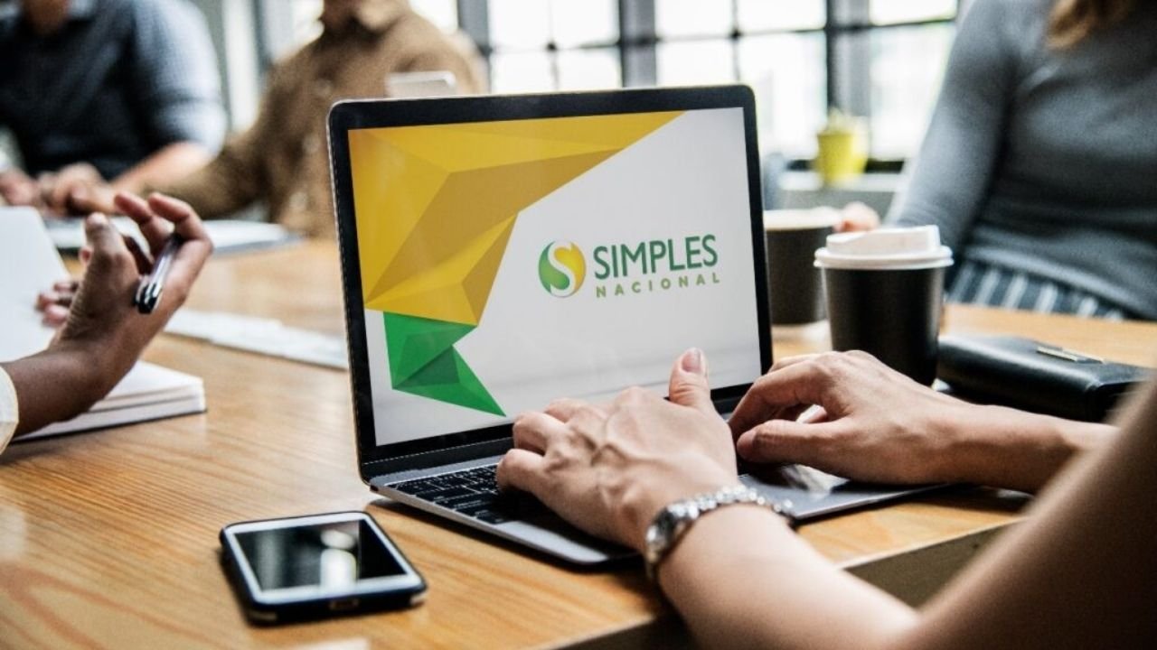 Simples Nacional 2026,prazo Simples Nacional 30 de outubro,opção IBS e CBS,recolhimento de IBS e CBS,Simples híbrido,regime regular IBS CBS,reforma tributária para empresas,novos tributos 2027,empresas do Simples Nacional,créditos tributários IBS CBS,apuração regular de tributos,DAS Simples Nacional,escolha de regime tributário,margem de lucro das empresas,fluxo de caixa empresarial,formação de preços,competitividade empresarial,Portal da Receita Federal,prazo para opção IBS CBS