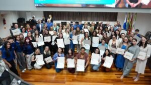 Prêmio Professor Nota Dez 2026,Professor Nota Dez em Balneário Camboriú,professores homenageados em Balneário Camboriú,60 professores premiados,prêmio de educação em Balneário Camboriú,sessão solene Professor Nota Dez,Câmara de Vereadores de Balneário Camboriú,valorização dos professores,educação infantil em Balneário Camboriú,ensino fundamental,professores da rede municipal,professores da rede privada,inovação na educação,práticas educativas criativas,reconhecimento de professores,Secretaria de Educação de Balneário Camboriú,Juliana Pavan,Jade Martins,Escola do Legislativo de Balneário Camboriú