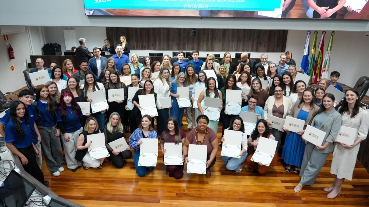 Prêmio Professor Nota Dez 2026,Professor Nota Dez em Balneário Camboriú,professores homenageados em Balneário Camboriú,60 professores premiados,prêmio de educação em Balneário Camboriú,sessão solene Professor Nota Dez,Câmara de Vereadores de Balneário Camboriú,valorização dos professores,educação infantil em Balneário Camboriú,ensino fundamental,professores da rede municipal,professores da rede privada,inovação na educação,práticas educativas criativas,reconhecimento de professores,Secretaria de Educação de Balneário Camboriú,Juliana Pavan,Jade Martins,Escola do Legislativo de Balneário Camboriú