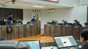 Câmara Mirim de Balneário Camboriú,drenagem urbana em Balneário Camboriú,melhorias na drenagem urbana,prevenção de alagamentos,prevenção de enchentes,sistema de drenagem pluvial,limpeza de galerias pluviais,manutenção de bocas de lobo,infraestrutura urbana em Balneário Camboriú,Indicação 149/2026,Guilherme Puchpon,vereadores mirins de Balneário Camboriú,sessão da Câmara Mirim,sistema de alerta de alagamentos,moradores de áreas de risco,drenagem em regiões afastadas,propostas dos vereadores mirins,Câmara de Vereadores de Balneário Camboriú,segurança contra enchentes
