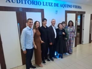 CDL Balneário Camboriú,Sindilojas Balneário Camboriú,homenagem a empresários,Luiz de Aquino Vieira,Hélio Dagnoni,sede própria CDL,sede do Sindilojas,Auditório Luiz de Aquino Vieira,Salão de Eventos Hélio Dagnoni,evento Laços que Fortalecem,associativismo empresarial,comércio de Balneário Camboriú,liderança empresarial,história do comércio catarinense,entidades empresariais de Santa Catarina,FCDL-SC,fortalecimento do comércio local,reconhecimento empresarial,setor empresarial de Balneário Camboriú