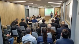 ACII Itajaí,reunião plenária ACII,deputados estaduais eleitos por Itajaí,Anna Carolina,Osmar Teixeira,política em Itajaí,reunião aberta ao público,Associação Empresarial de Itajaí,setor empresarial de Itajaí,desenvolvimento de Itajaí,Assembleia Legislativa de Santa Catarina,mandato 2027 a 2030,representantes eleitos,diálogo entre empresários e políticos,agenda institucional ACII,reunião plenária de outubro,prioridades de Itajaí