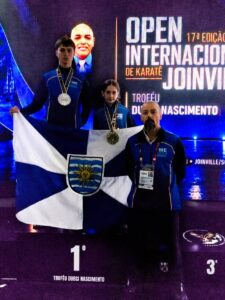 karatê Balneário Camboriú,equipe de karatê FME,karatê FME Balneário Camboriú,Open Internacional de Joinville,17º Open Internacional de Karatê,Troféu Durci Nascimento,medalhas no karatê,esporte Balneário Camboriú,atletas de karatê Balneário Camboriú,Kumite,Kata,Guilherme Farias karatê,Amanda Schulze karatê,Isabela Camargo karatê,karatê Santa Catarina,competição de karatê em Joinville,Fundação Municipal de Esportes Balneário Camboriú